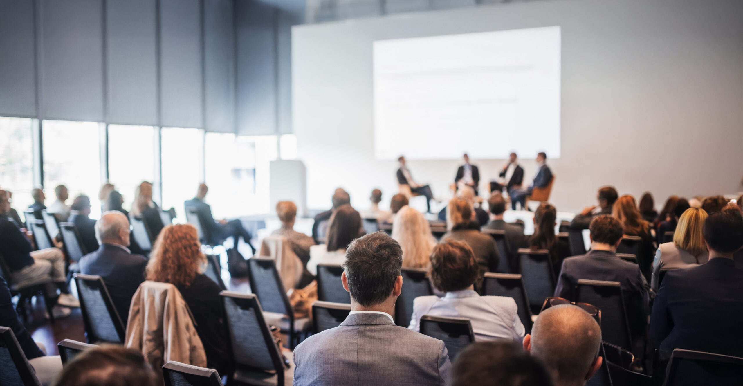 Publikum verfolgt eine Podiumsdiskussion bei einer Fachveranstaltung zur digitalen Souveränität in einem Konferenzsaal.
